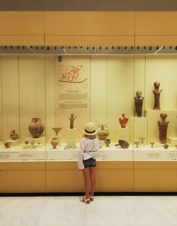 Κορίτσι που εξερευνά τα εκθέματα του Αρχαιολογικού Μουσείου των Μυκηνών