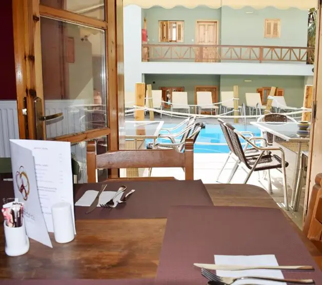 Πρωινό με θέα στην πισίνα στο Ninemia