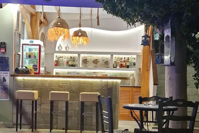 Πισίνα και Καθιστικό στα Δωμάτια Νινεμία Τολό