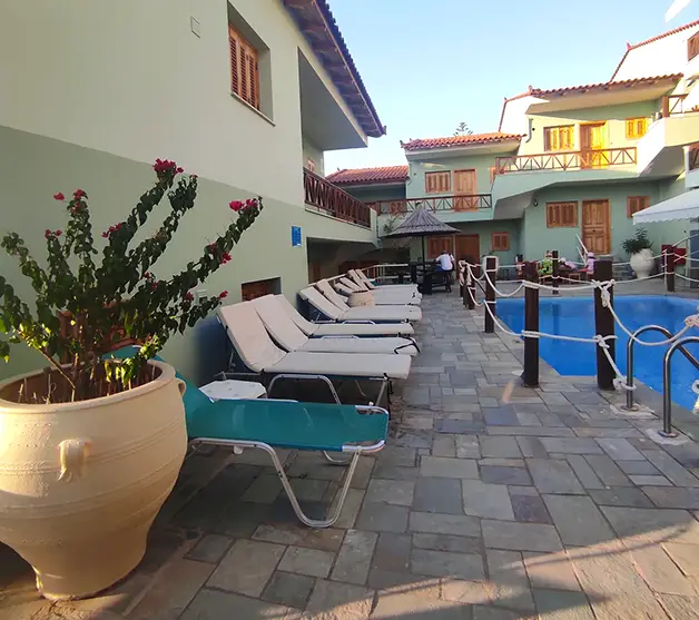 Ξαπλώστρες στο Ξενοδοχείο Τολό με Πισίνα